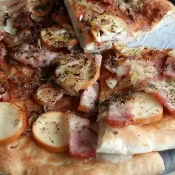 Пица с карамелизиран лук и бекон