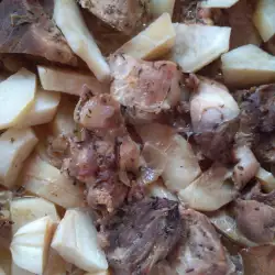 Картофи с месо и мащерка