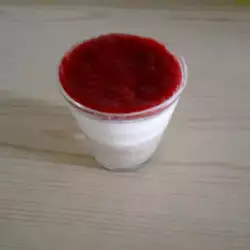 Десерт в чаша с вишни