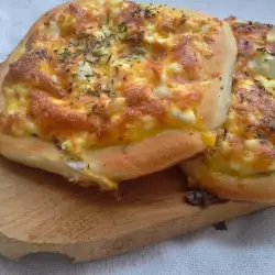 Ароматни плоски питки със сирене и яйца