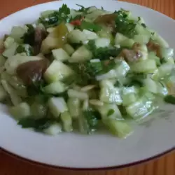 Подлучена пикантна салата с краставици