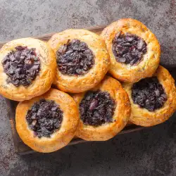 Ароматни хлебчета с лук и мак от фурната