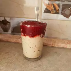 Десерт в чаша с ягоди