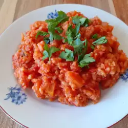 Постен ориз с домати в тенджера