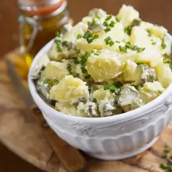 Картофена салата с лук и маслини