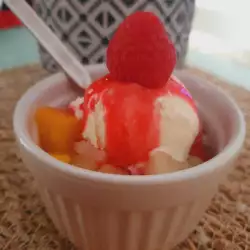 Десерт от сладолед с плодове