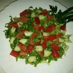 Зеленчукова салата със сладко-кисел сос