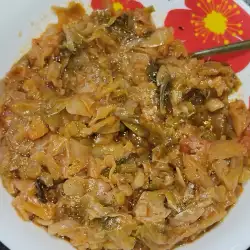 Прясно зеле със зелен лук и домати