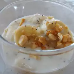 Десерт с банани и пудинг