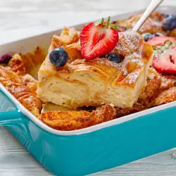 Пудинг от кроасани с плодове