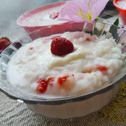 Десерт с ягоди и сметана
