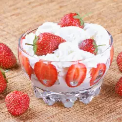 Десерти с кисело мляко и ягоди