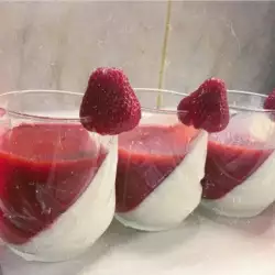 Десерт в чаша с ягоди