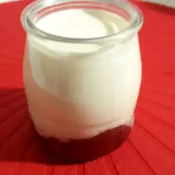 Десерт в чаша с прясно мляко