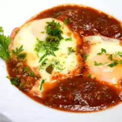 Яйца на очи в доматен сос