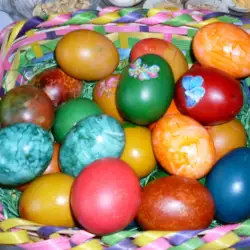 Шарени яйца със сладкарска боя