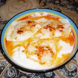 Яйца по панагюрски с чеснов сос