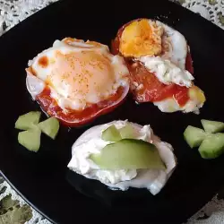 Яйца върху червени домати