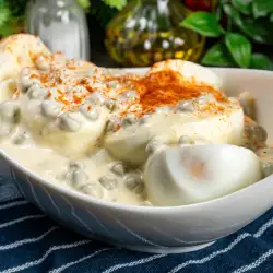 Класическа яйчена салата с грах