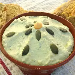 Яйчен хумус с тиквени семки, сирене и пресен лук
