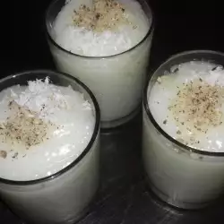 Десерт в чаша с кокосови стърготини