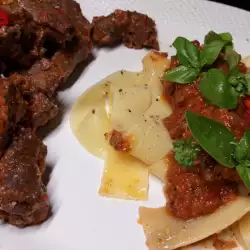 Италианско телешко рагу с доматен сос и паста