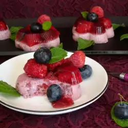 Десерт с боровинки и малини