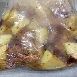 Крехки ребърца с картофки в плик за печене