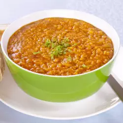 Супа от леща по турски с доматено пюре