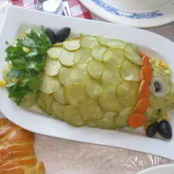 Салата с краставици и риба