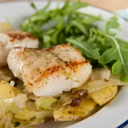 Задушена риба със зеленчук и варени картофи
