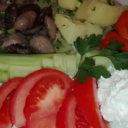 Зеленчукова салата с картофи