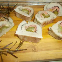 Свински руладини с краставички и шунка
