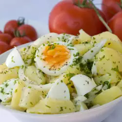 Картофена салата с яйца и магданоз