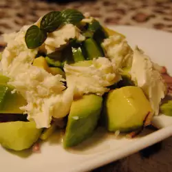 Чудна салата с авокадо, краставица, моцарела и мента