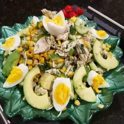 Бърза салата с авокадо и пилешко филе