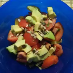 Зеленчукова салата с авокадо