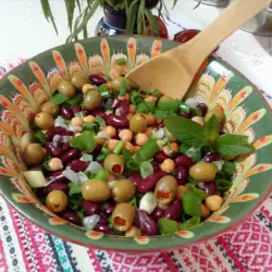 Бобена салата с маслини