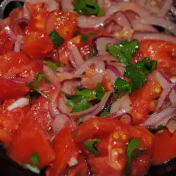 Селска салата с лук и домати