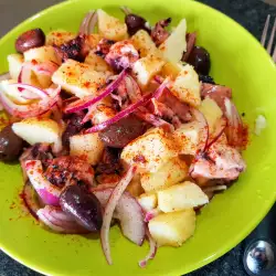 Картофена салата с октопод и маслини