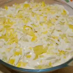 Картофена салата с майонеза и крема сирене