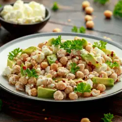 Салата с нахут, сирене и авокадо