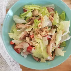 Здравословна салата с пилешко филе