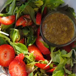 Здравословна салата с ягоди