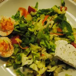 Пролетна салата с айсберг, спанак, яйце и маслини