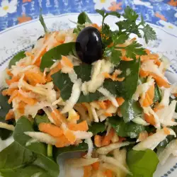 Зеленчукова салата със спанак