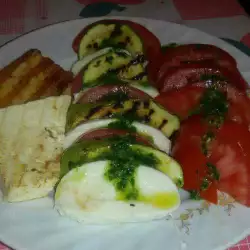 Лятна салата с тиквичка, домати и моцарела