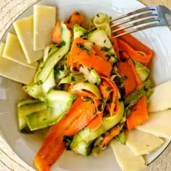 Свежа салата от тиквички и моркови