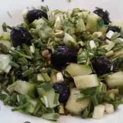 Салата със зелен лук, краставица и маслини