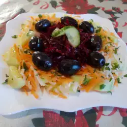 Витаминозна салата с маслини